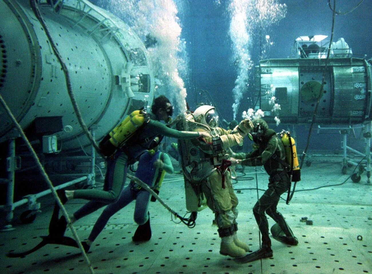 Включи станцию которая играла. Станция мир под водой. Космическая станция мир под водой. Абордаж космической станции. Кладбище космических кораблей в тихом океане.