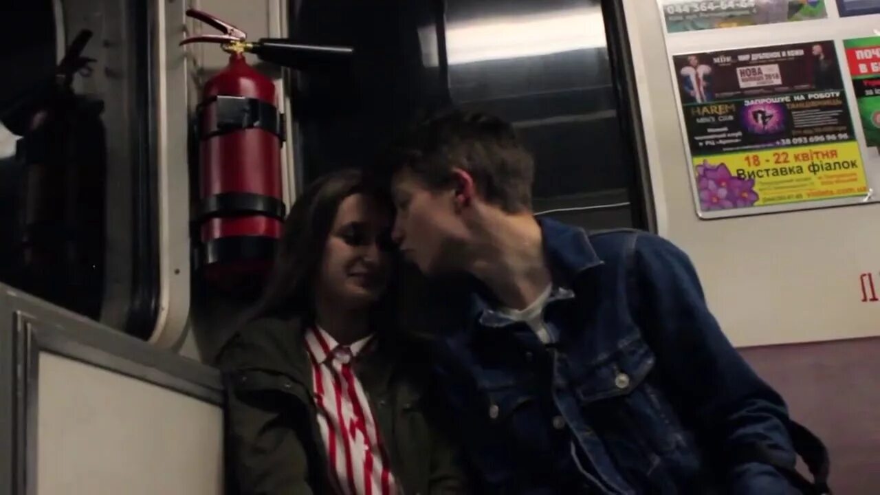 Поцелуй в метро. Парни целуются в метро. Киссинг ПРАНК В метро. Поцелуй в метро ПРАНК.
