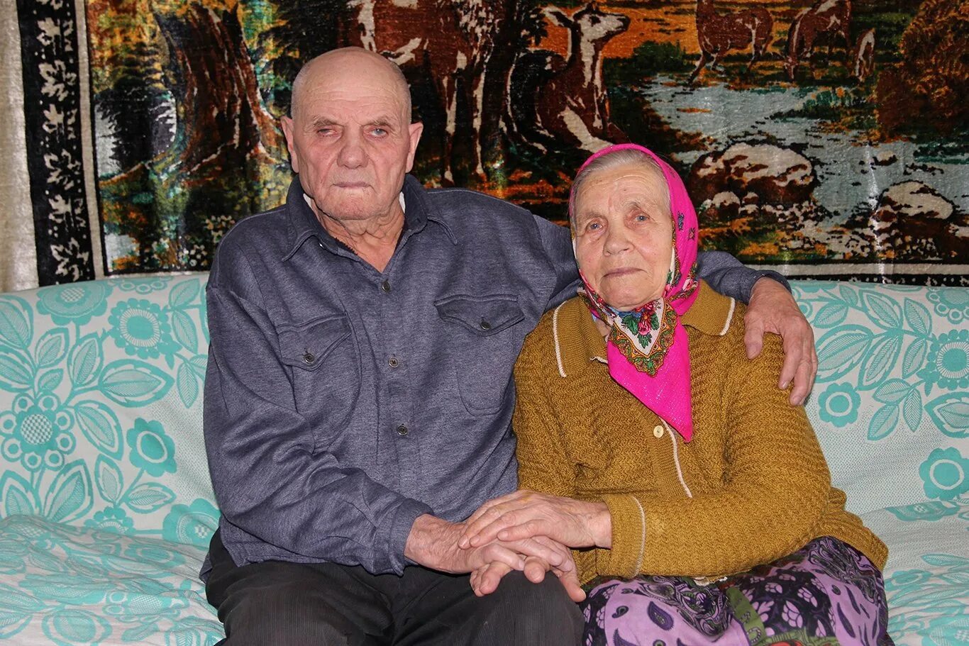 Бабуля и дедуля. Российские бабушки и дедушки. Пожилые люди в россии. Нашли бабушку и дедушку. Бабушка с внуками в деревне.