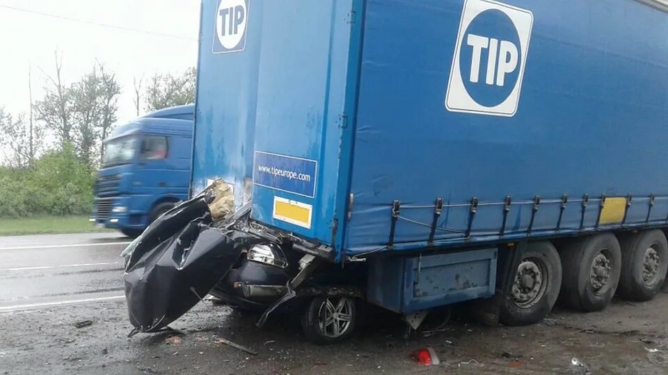 Легковой автомобиль под фуру. Газель въехала в машину. Машина залетела под фуру. Машина влетела под фуру. Автомобиль залетел под грузовик.