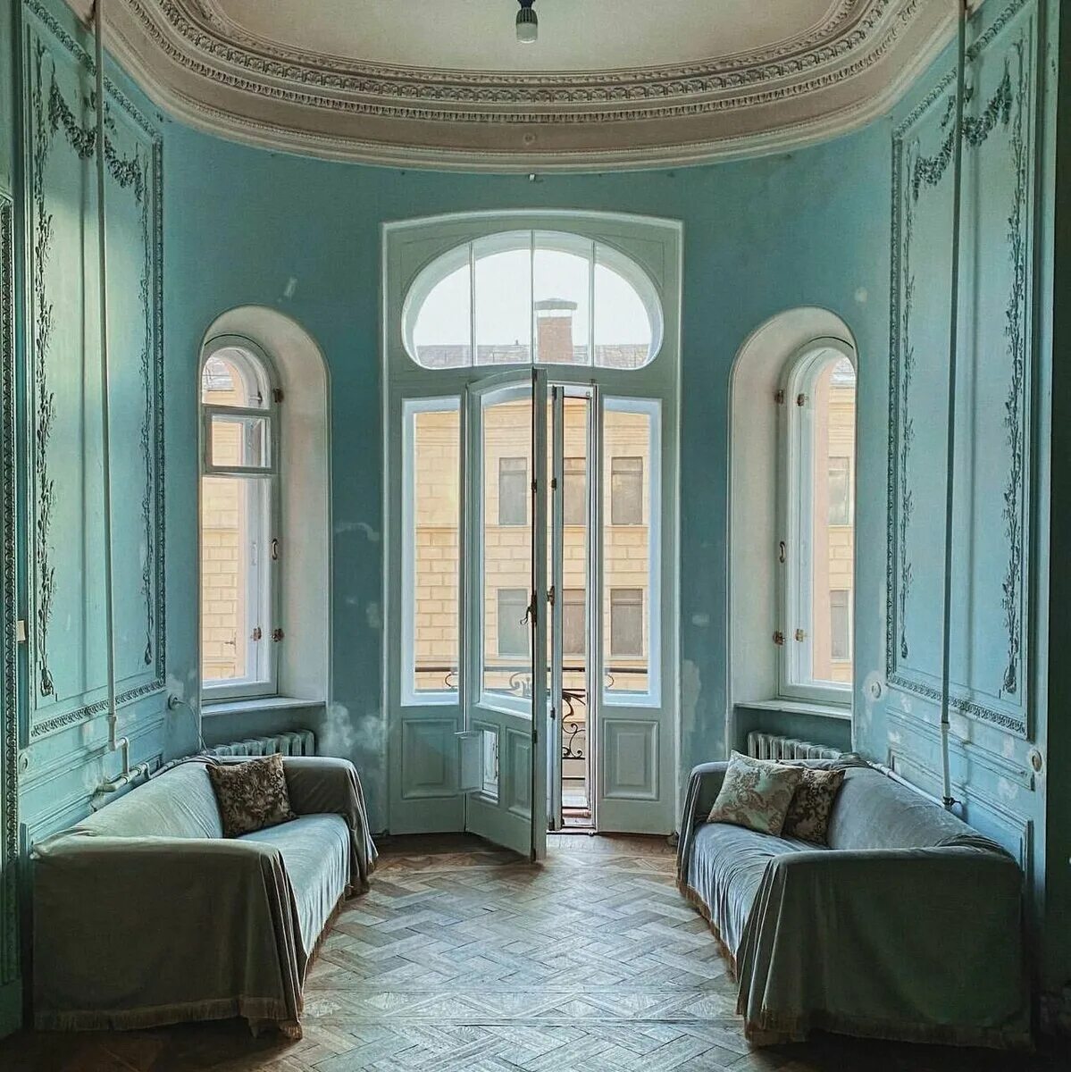 Чайковского 51 санкт-петербург. Квартира в центре питера. Квартиры в историческом центре санкт петербурга. Самые красивые квартиры петербурга. Квартира в центре питера.