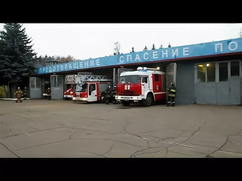 Сбор и выезд по тревоге пожарных. Правильное одевание боевой одежды пожарного. 1 мчс. Стеллаж для боп пожарного. Сбор и выезд пожарных.