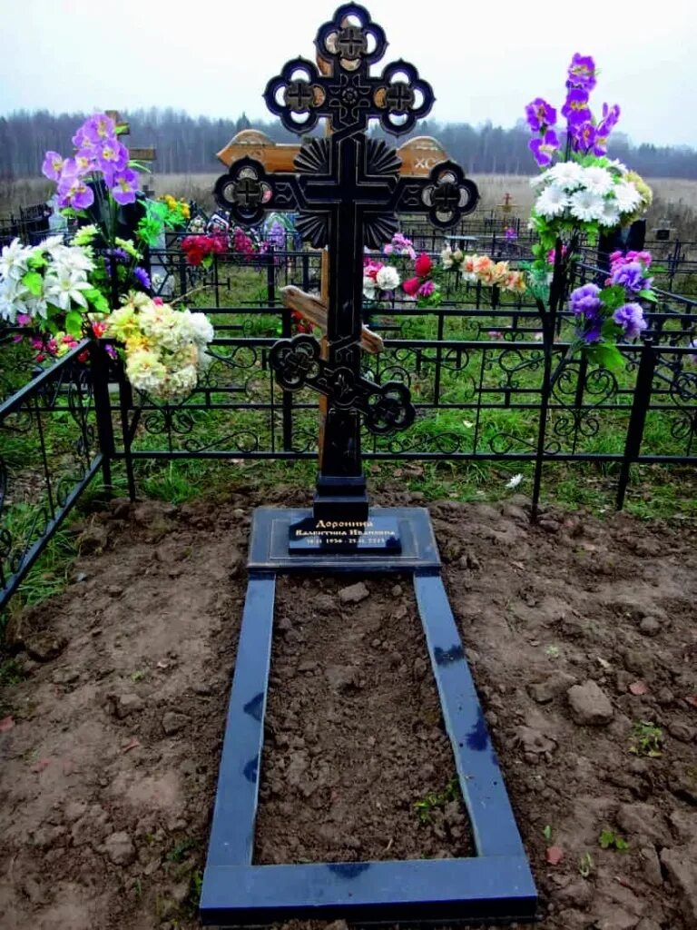 Какой крест должен быть на памятнике. Крест на могилу. Крест металлический на могилу. Крест на кладбище металлический. Надгробие с крестом из металла.