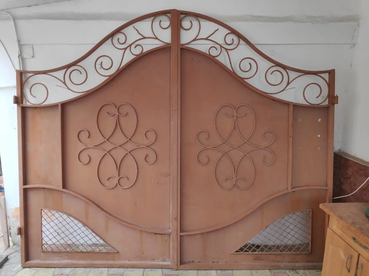 Старая железная калитка. Ворота б у. Ворота в буйнакске. Ворота бу. Ворота бу.