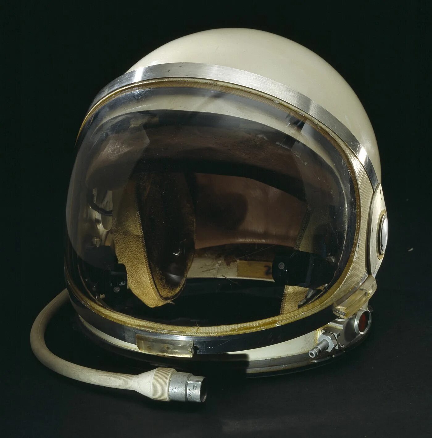 Шлем Космонавта НАСА сбоку. Шлем Astronaut Helmet. Отражение в шлеме Космонавта сбоку. Шлем скафандра Космонавта. Шлем космонавта фото