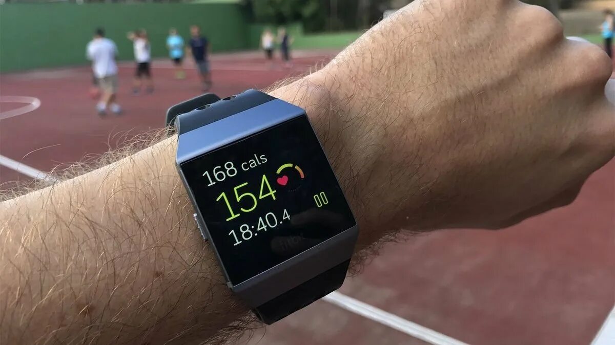 Часы измеряющие уровень кислорода. Умные часы fitbit. fitbit часы картинки.