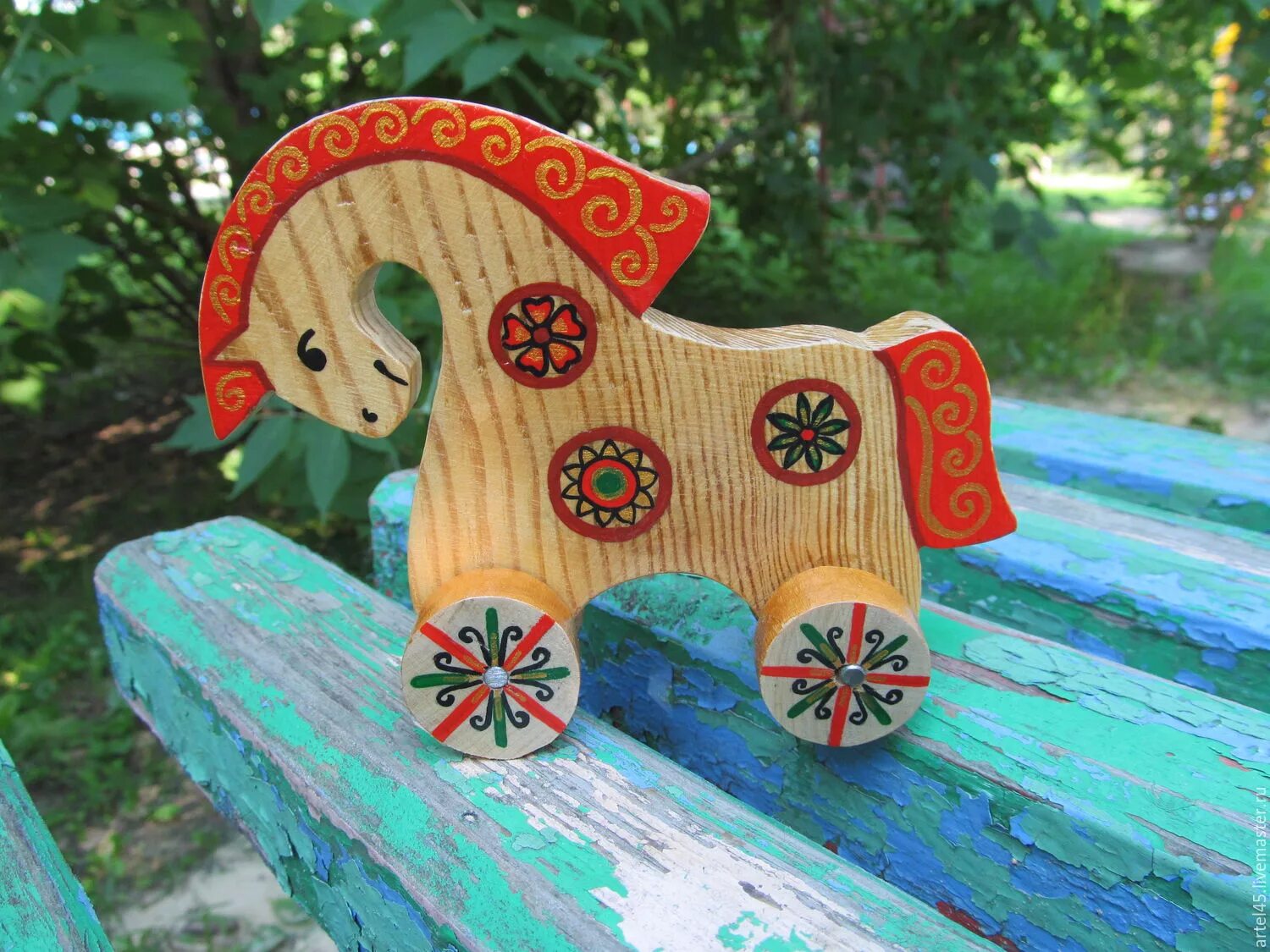 Деревянный конь игрушка. Деревянная игрушка Конник. Лошадка из дерева на колесиках. Роспись деревянных игрушек. Русский коник
