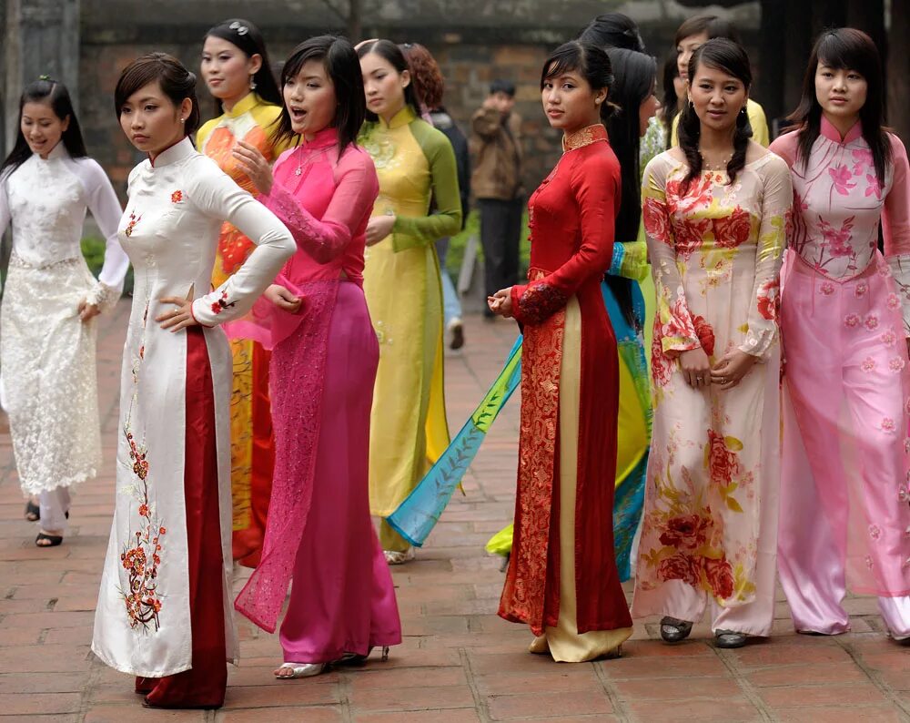 Жена тайка. Вьетнамская Национальная одежда для женщин. Национальные современные азиатские платья. Девушки Вьетнама в национальном платье. Девушки из Вьетнама.
