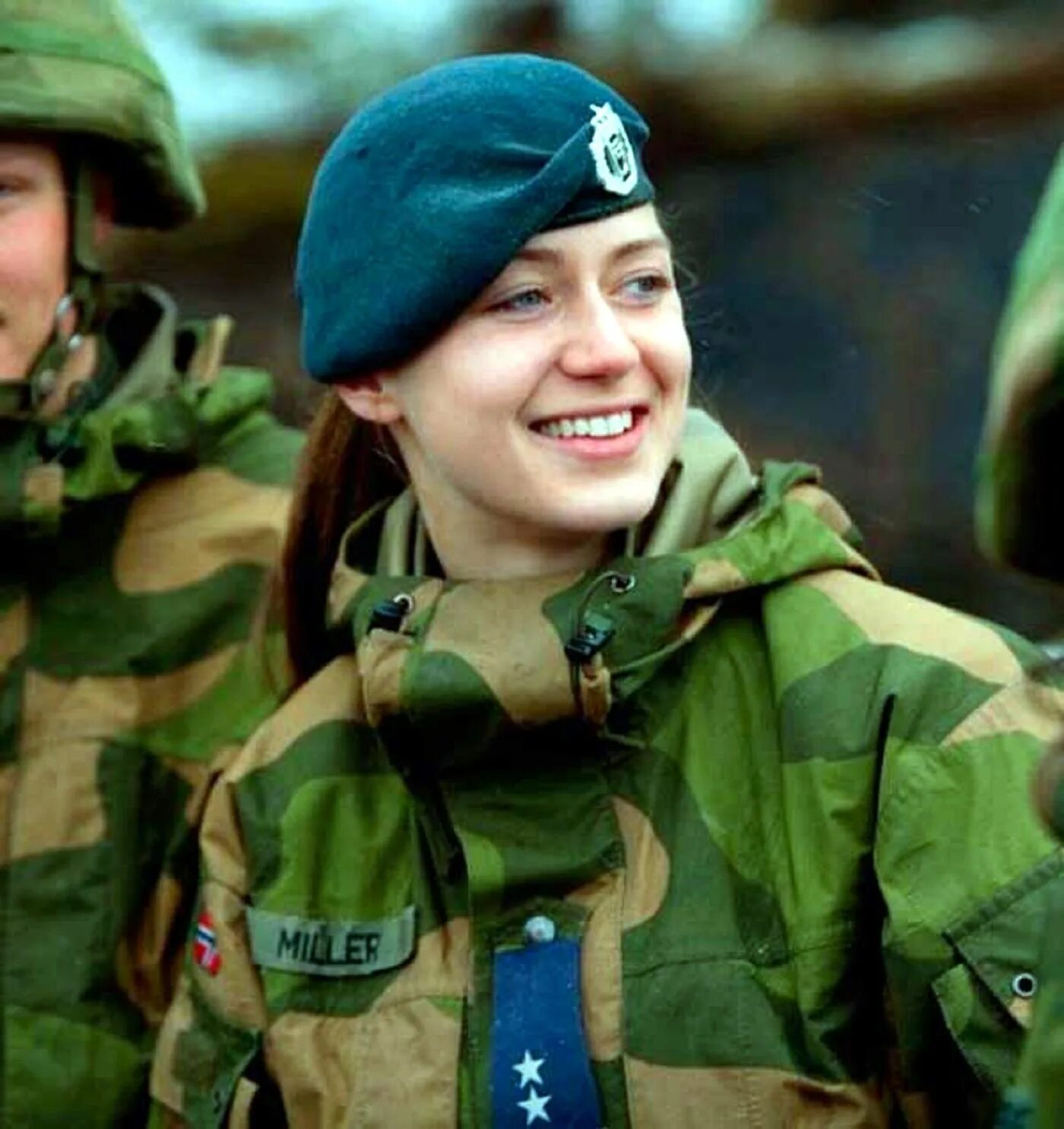 Военнообязанные лицо. Женщины в армии Норвегии. Норвежская армия девушки. Норвежские девушки военнослужащие. Женщина солдат.