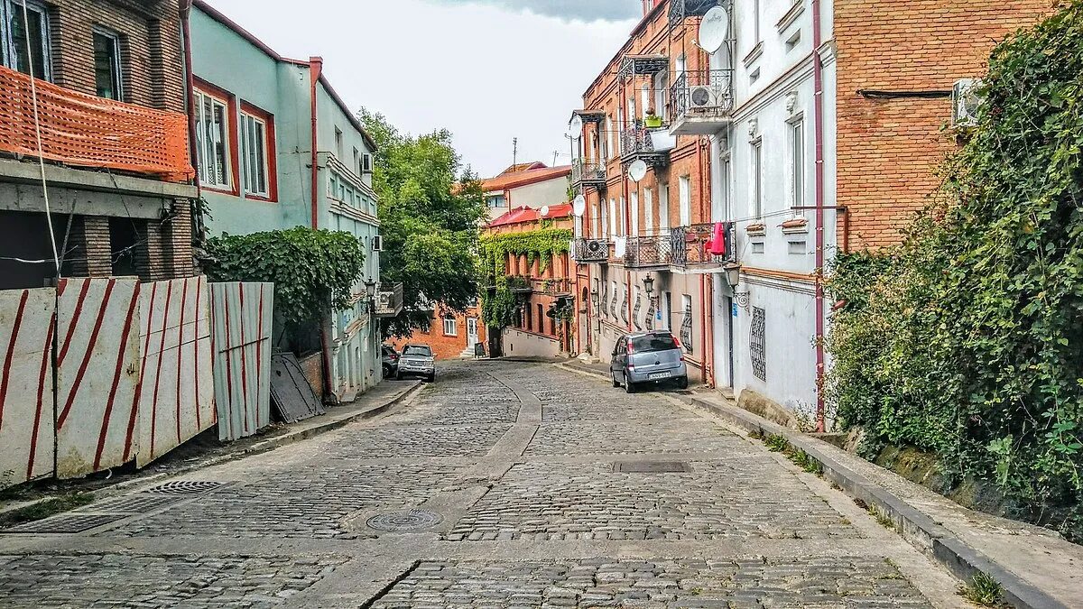 Tbilisi streets. Улица Ахвледиани в Тбилиси. Тбилиси. Улица Ахвледиани 19. Тбилиси Чугурети. Улица Тбилиси Хаджори.