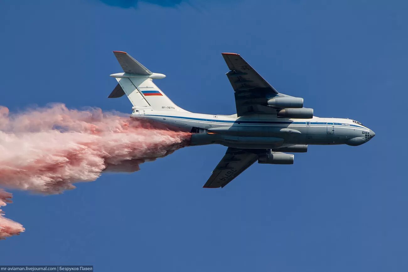 Ил 76 отстреливает тепловые ловушки. Ил 76 отстрел тепловых ловушек. Миг 29 отстреливает тепловые ловушки. Ка 52 отстреливает тепловые ловушки. Кобра пугачёва су-27.