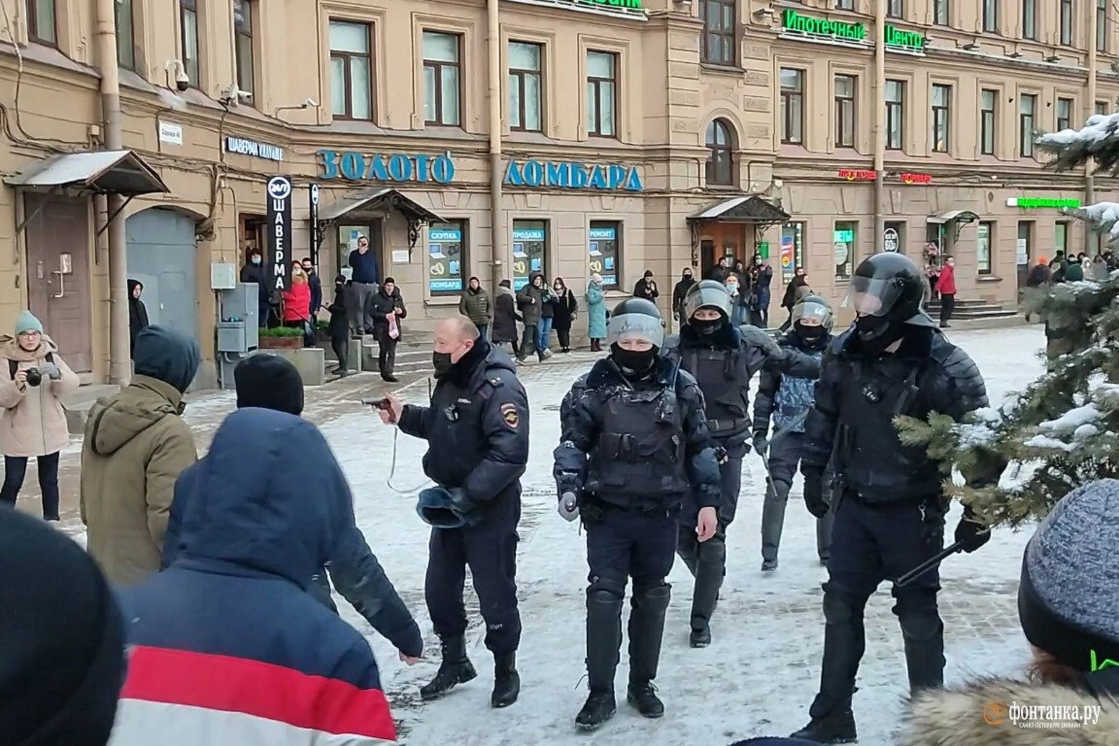 Нападение в петербурге. Протесты 31 января 2021 в Санкт Петербурге. Митинг 31 января 2021 Санкт Петербург Навальный. Полиция на митинге в Петербург. ОМОН Санкт-Петербург.