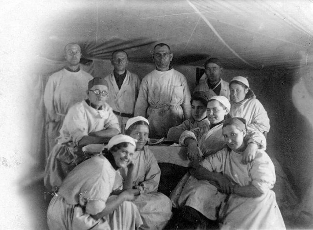 Полевой госпиталь Великой Отечественной войны 1941-1945. Медсестра в военном госпитале ВОВ. Военный госпиталь полевой 1942.