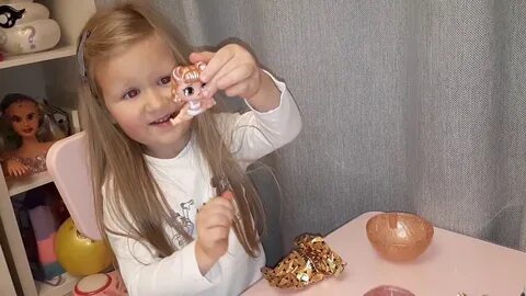 Видео открывают кукол