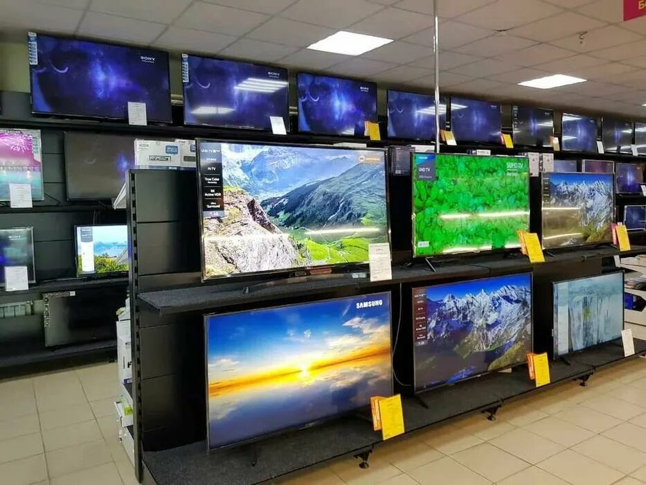 Магазины техники телевизоры. Магазин телевизоров. Магазин электроники телевизоры. Техника телевизор. Витрина с телевизорами.