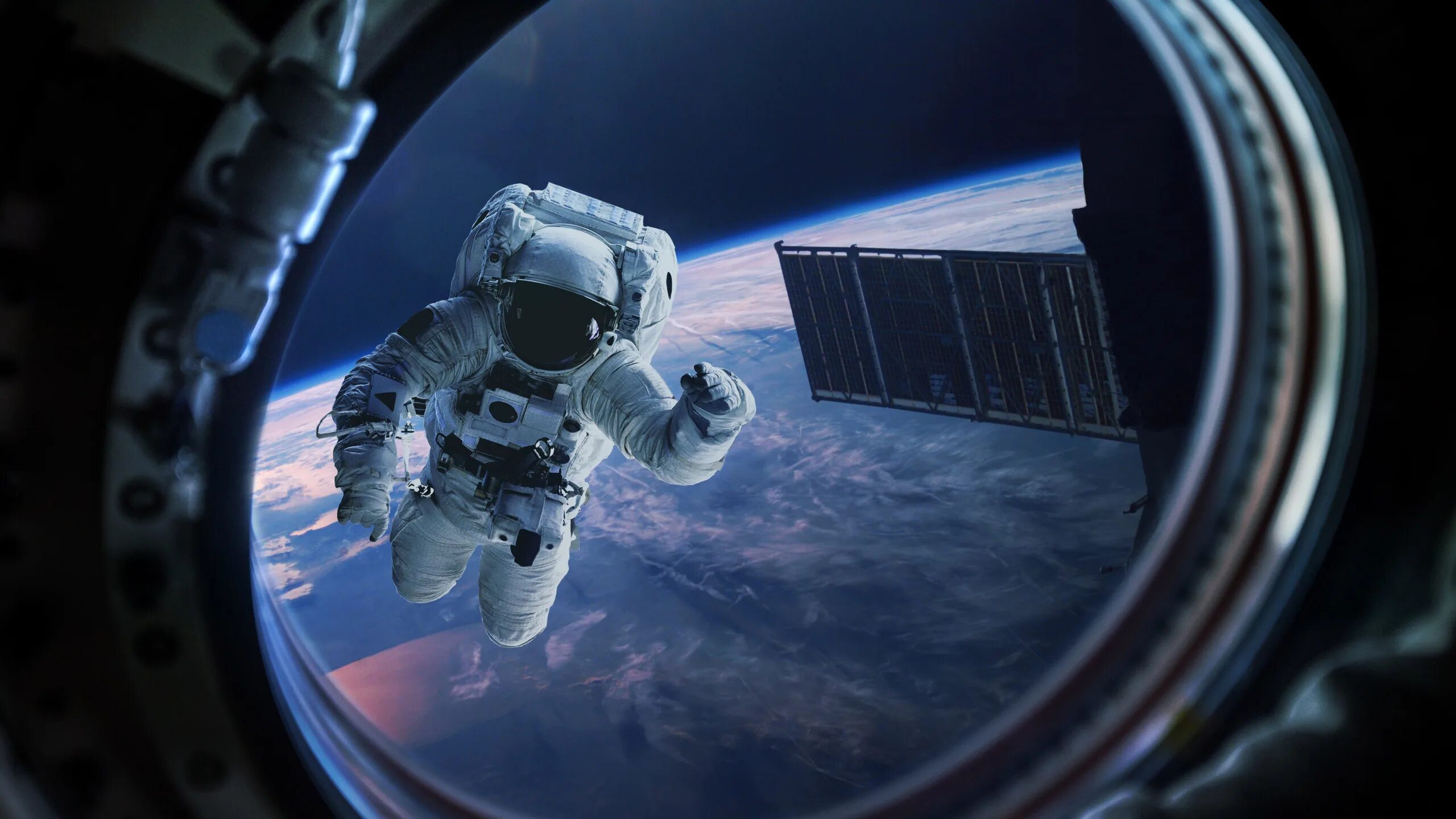 Земля в иллюминаторе картинки. Иллюминатор космического корабля МКС. Космонавт МКС иллюминатор. Вид космоса из илюминатор. Космонавт в космосе.