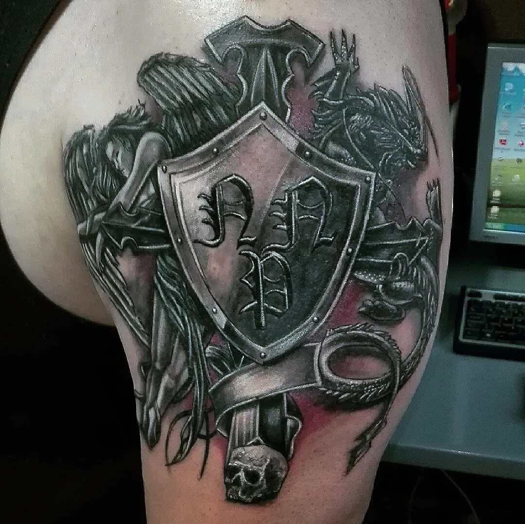Тату на руке мужские щит. Тату щит и меч на предплечье. Тату щит с крестом на плече. Тату щит. Тату щит на предплечье.