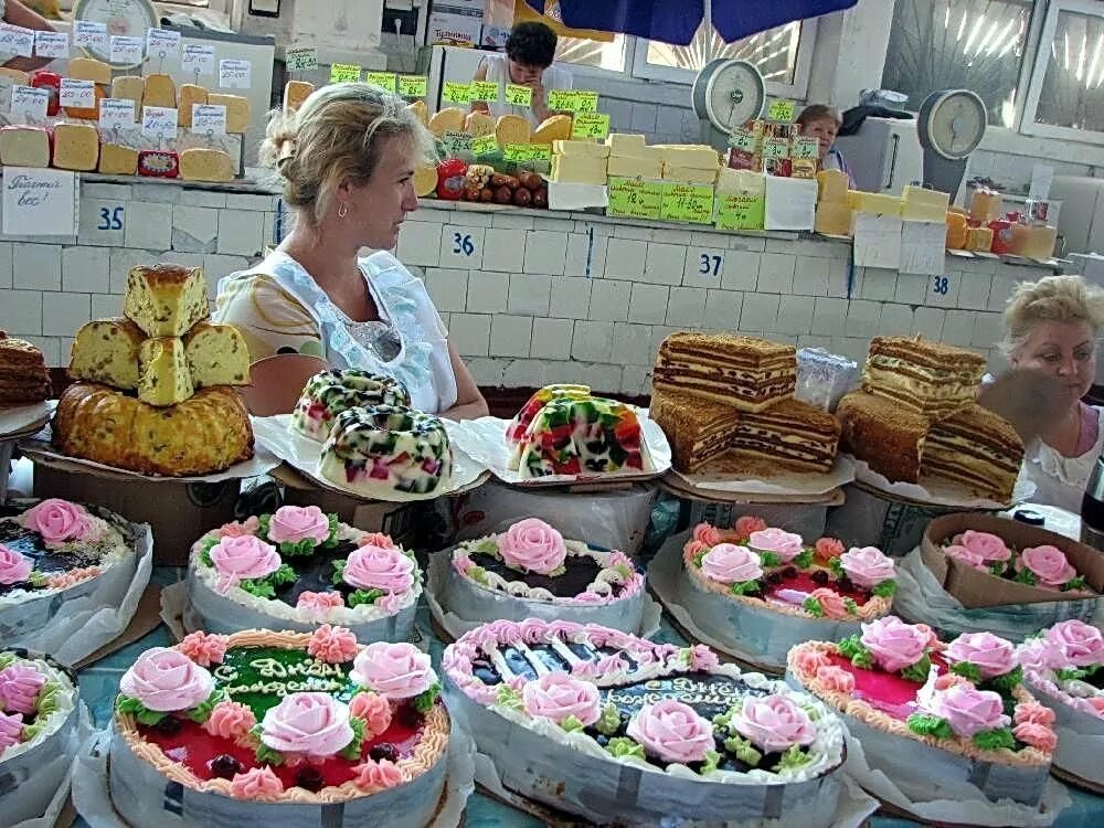 Одесская регистрация. Торт рынок. Одесса привоз. Комаровский рынок торты. Привоз тортов.