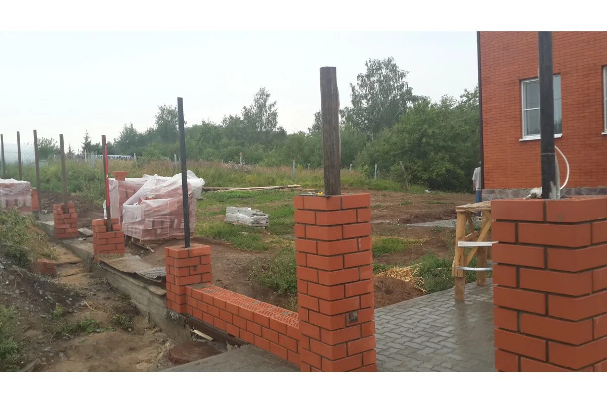 Закладные кирпичных столбов ворот