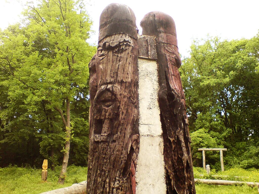 Перунов холм киев. Капище лысая гора. Капище лысая гора. Перунов холм киев. Перунов холм в новгородской области.