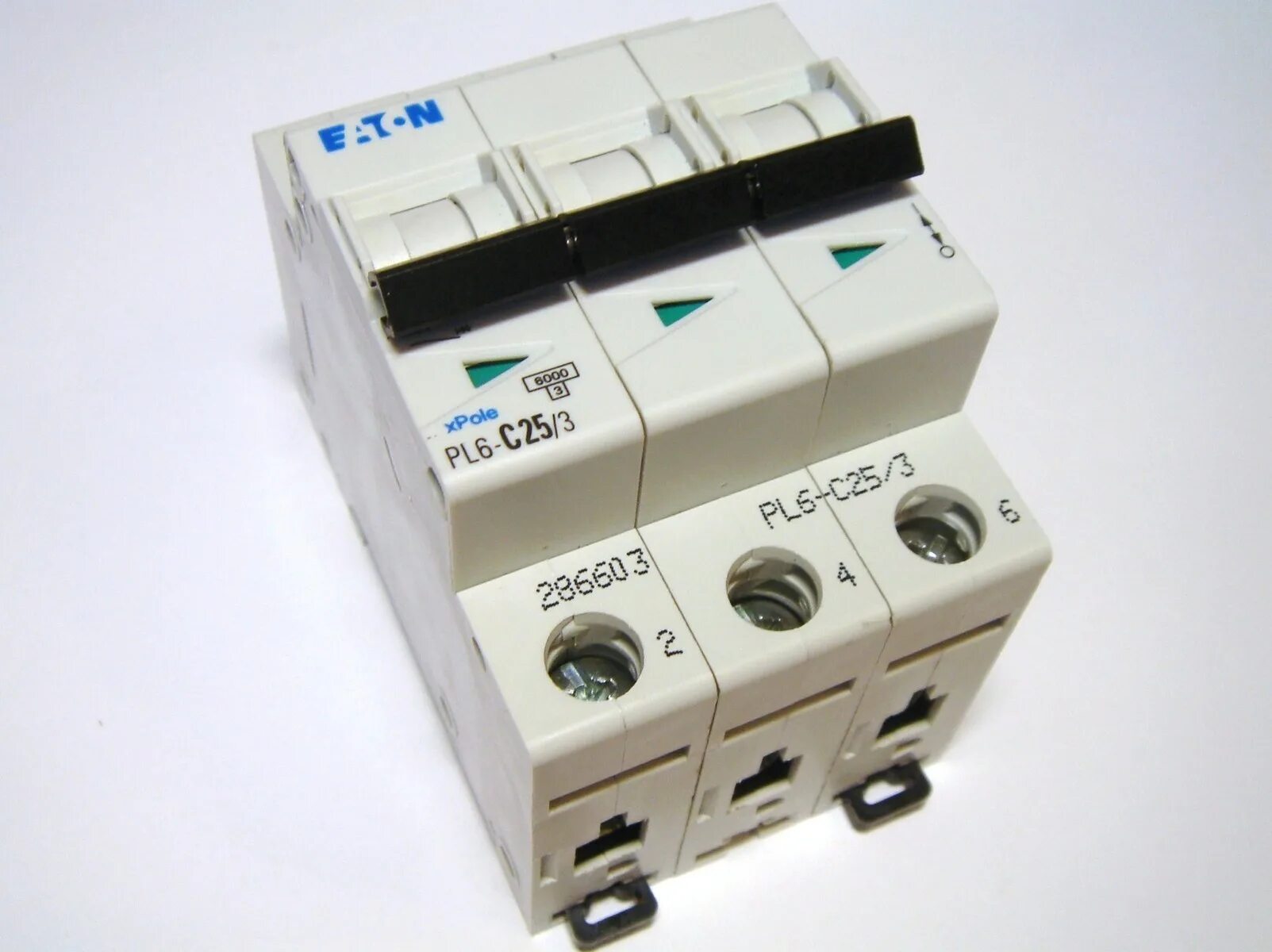 Выключатель 3 ампера. Eaton pl6-c16/3. Eaton pl6 c25/3 автоматический. Автоматы Eaton 20c 3.