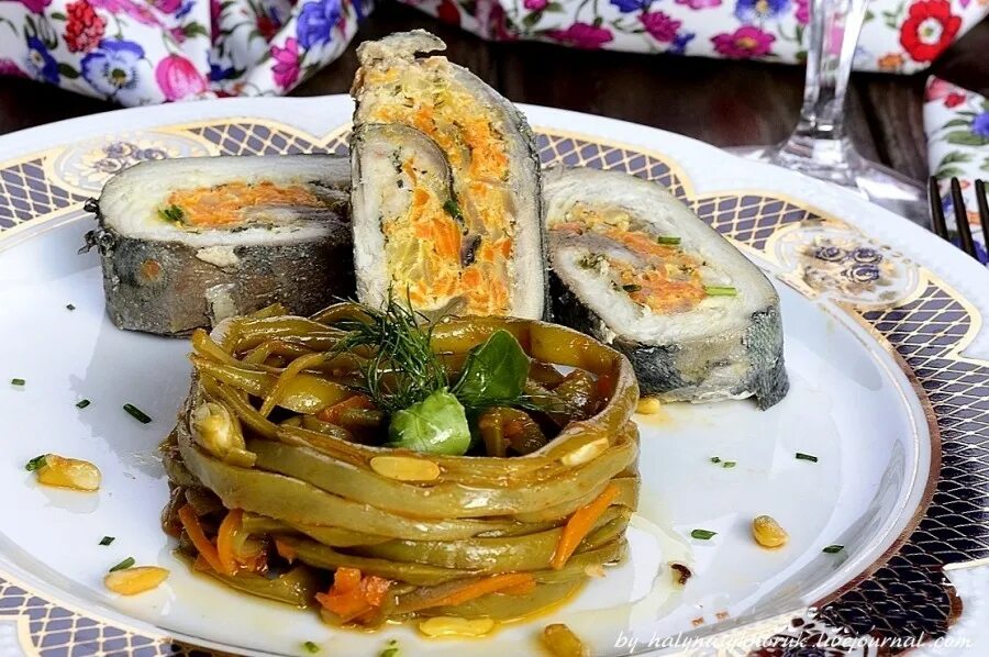 блюда со скумбрией. скумбрия фаршированная цукини. скумбрия запеченная. рулетики из скумбрии с овощами. блюда со скумбрией.