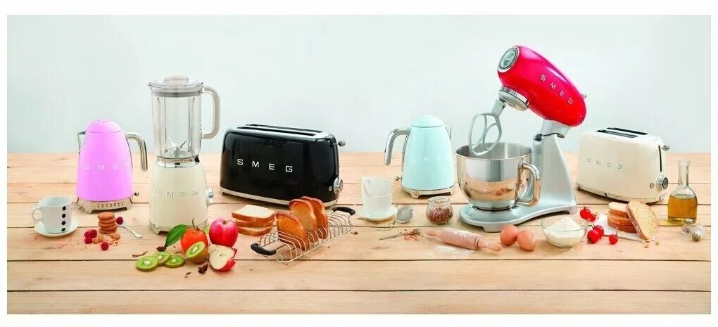 Техника для кухни сайт. Электрочайник Smeg klf04pkeu. Миксер кухонный Smeg smf02rdeu. Мелкобытовая техника Смег. Чайник Smeg klf03bleu.