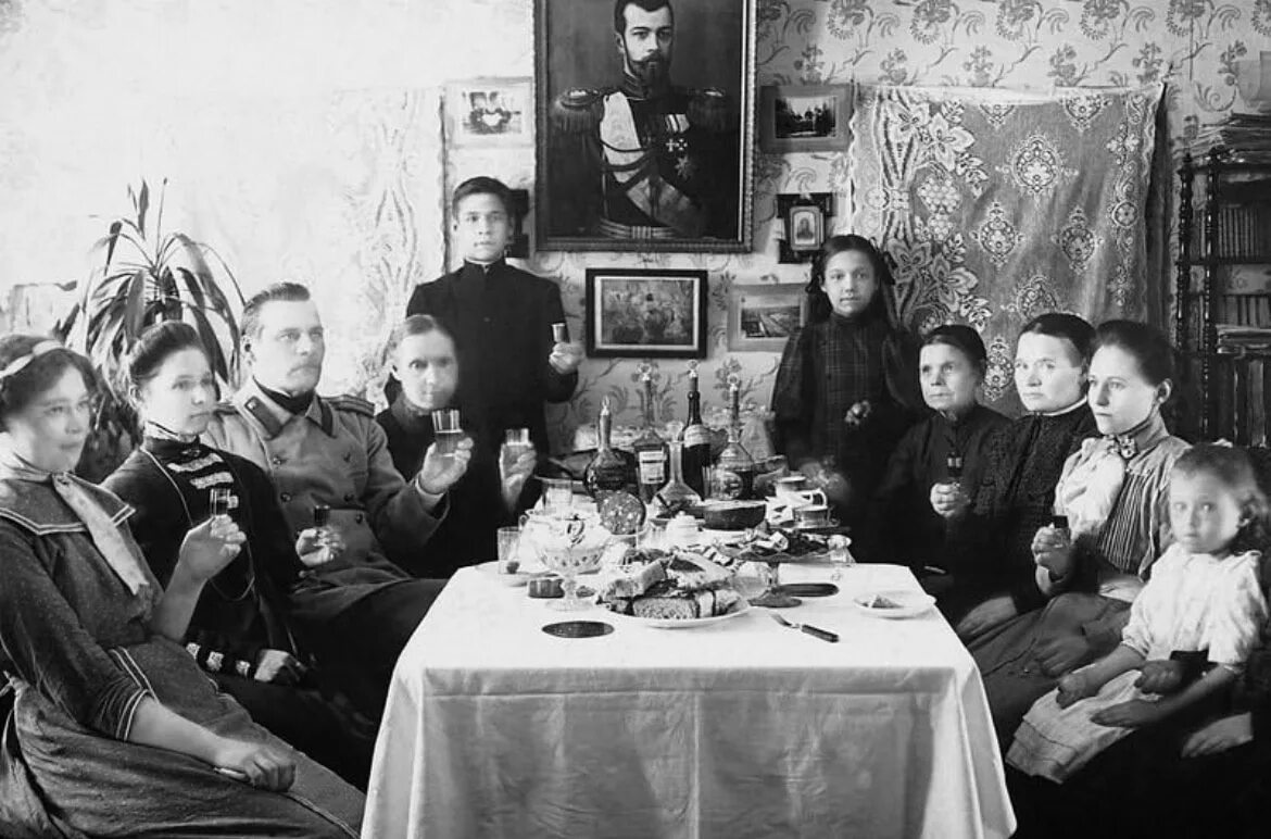 Как жили до революции. Чаепитие в енисейской губернии 19 века. россия купеческая семья 19 век. семья за столом до революции. семья в российской империи.