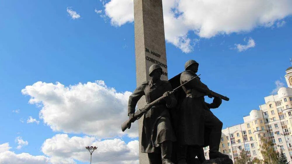 Памятник освободителям брянска брянск. Памятник воинам освободителям Брянск. Монумент на площади Партизан в Брянске. Памятник на площади Партизан в Брянске. Площадь Партизан 17 сентября Брянск.