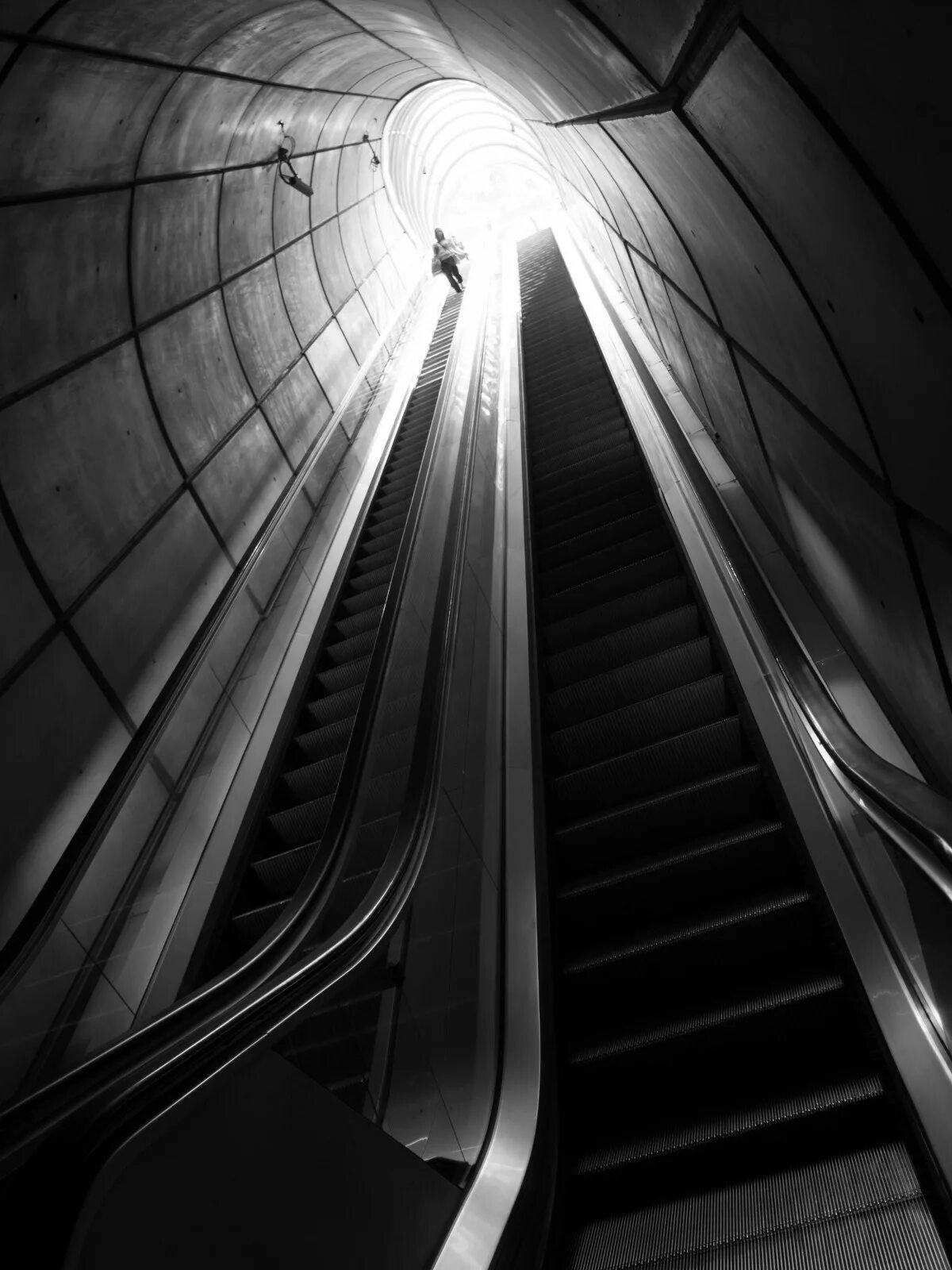 Черный свет фото. Склад нуар эстетика. Черный свет фото. Черный свет фото. Темное фото со светом.