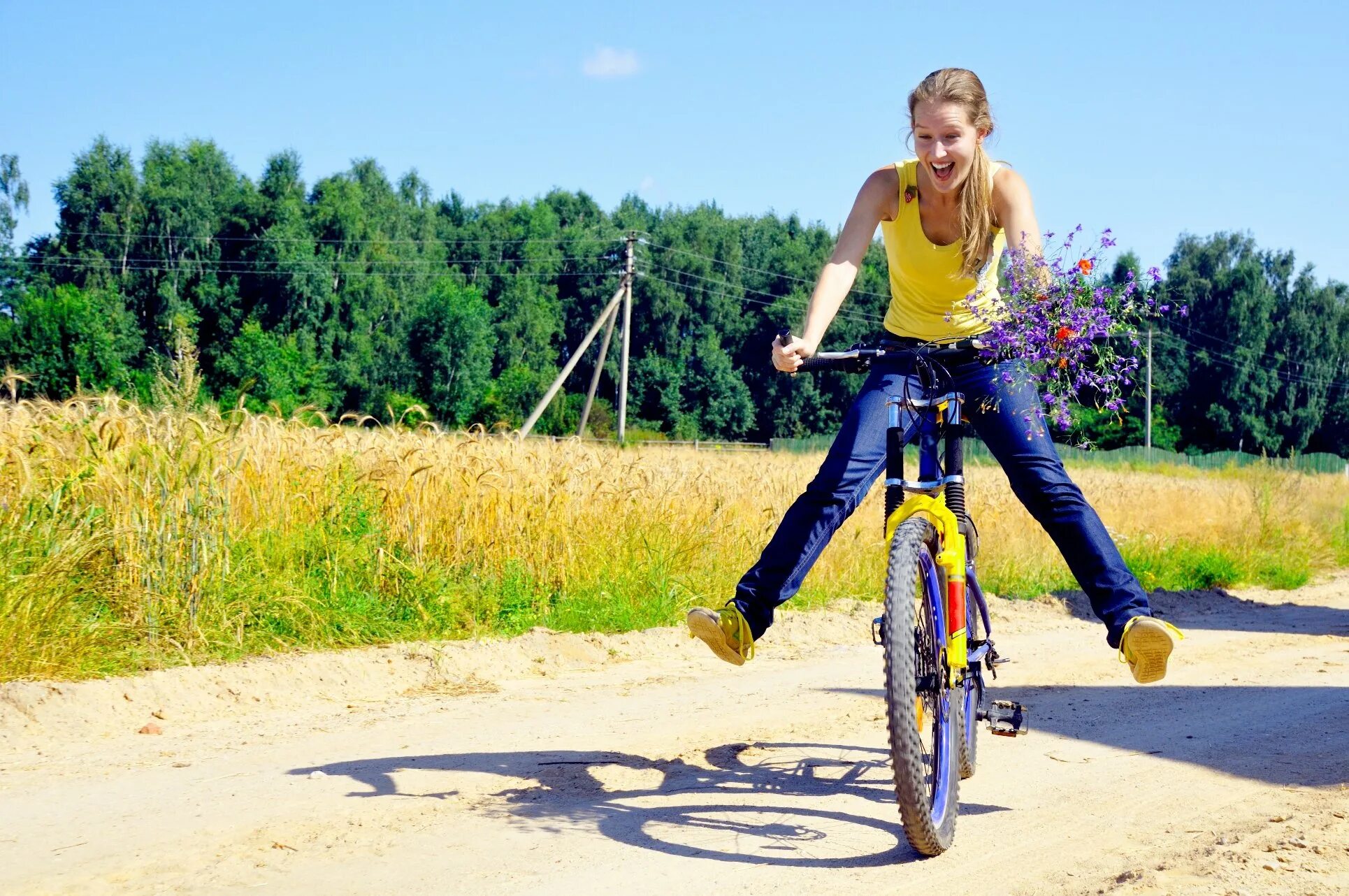 My friend riding a bike. Катание на велосипеде. Человек на Велике. Кататься на Велике. Езда на велосипеде.