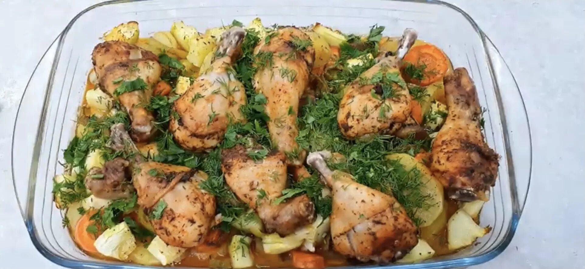 Куриные голени с картошкой. Запечь голени с овощами в духовке. Голень с овощами в духовке. Куриные ножки в томатном соусе. Курица с картошкой и морковкой в духовке.