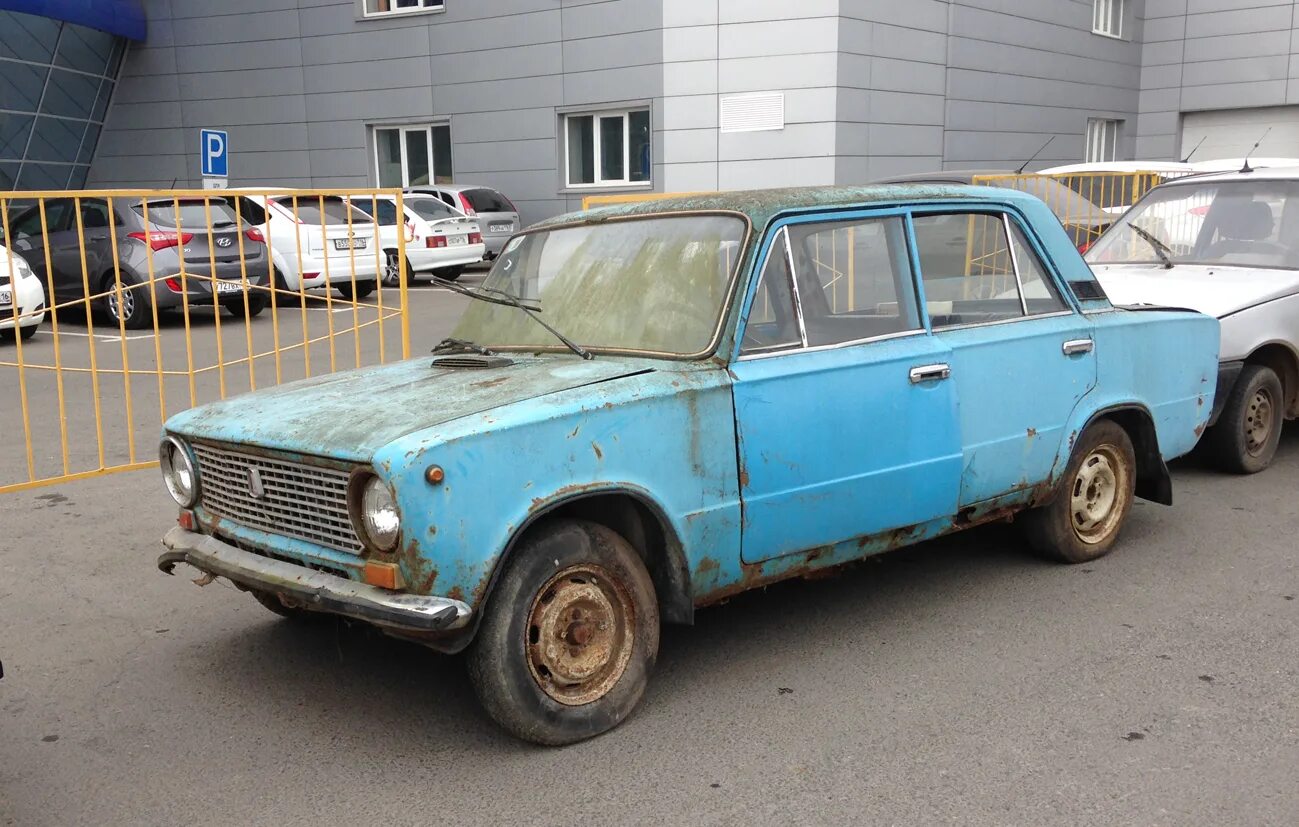 Старые автомобили ваз. Жигули ВАЗ 2101 ржавая. ВАЗ 2101 гнилая. ВАЗ 2101 Старая ржавая.