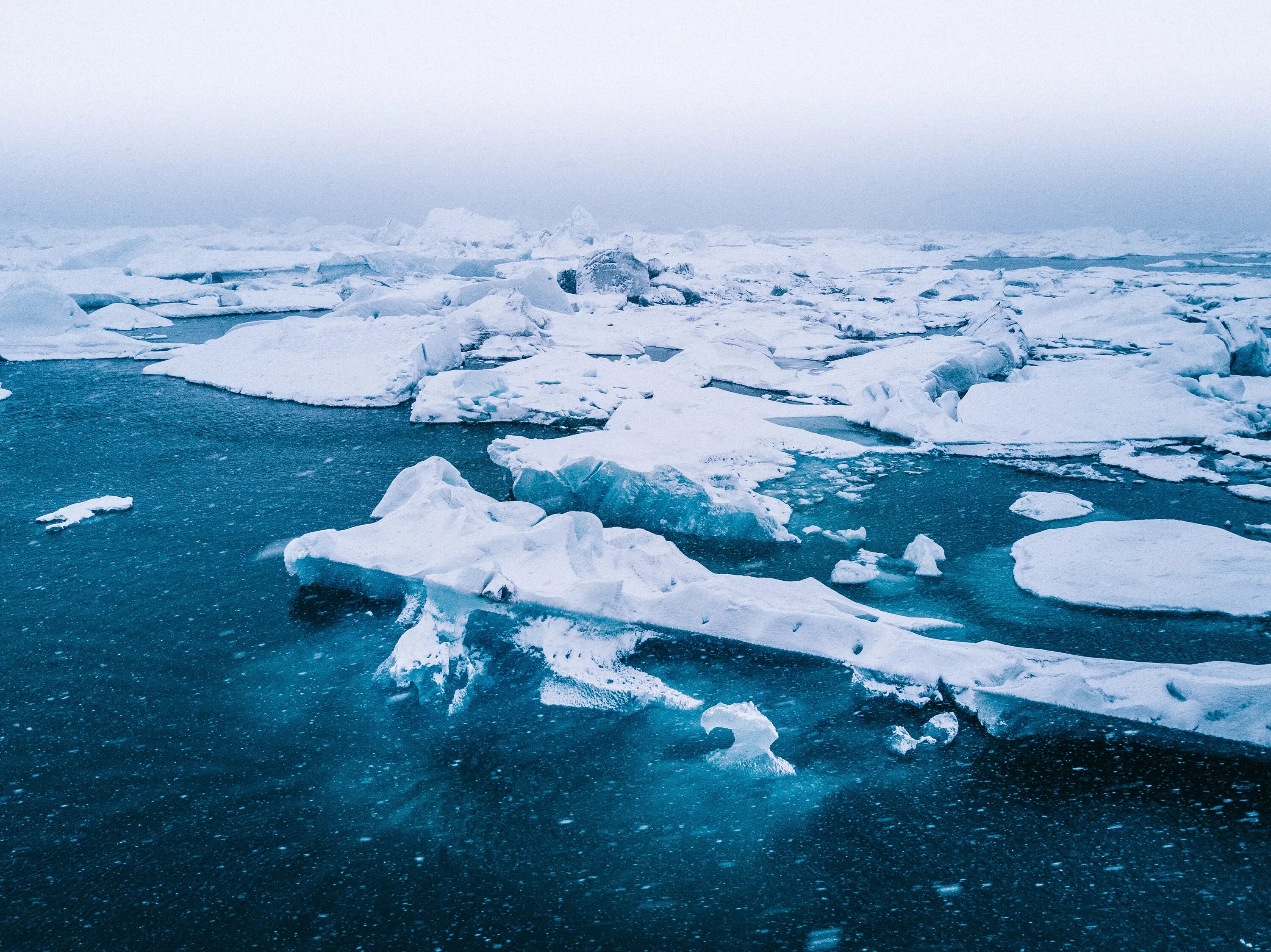 Льдины плывут. Карское море ледяной покров. Моря ледовитого океана. Южный ледовитый океан. Море уэдделла в антарктиде.