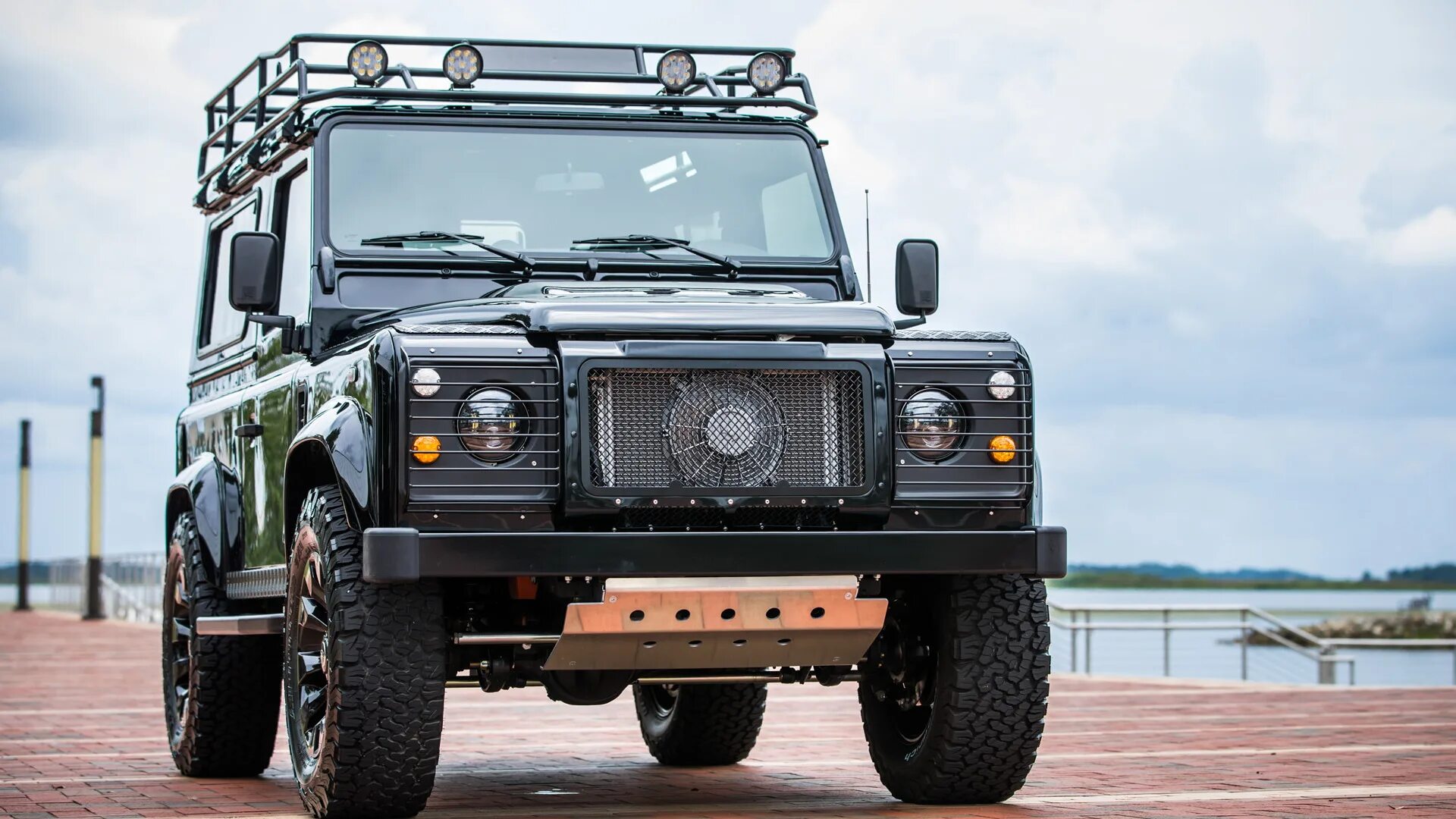 Defender back. Дефендер в Африке. Defender Blackout. Land Rover Defender Project Kingsman. Штатные шины на ленд Ровер Дефендер.