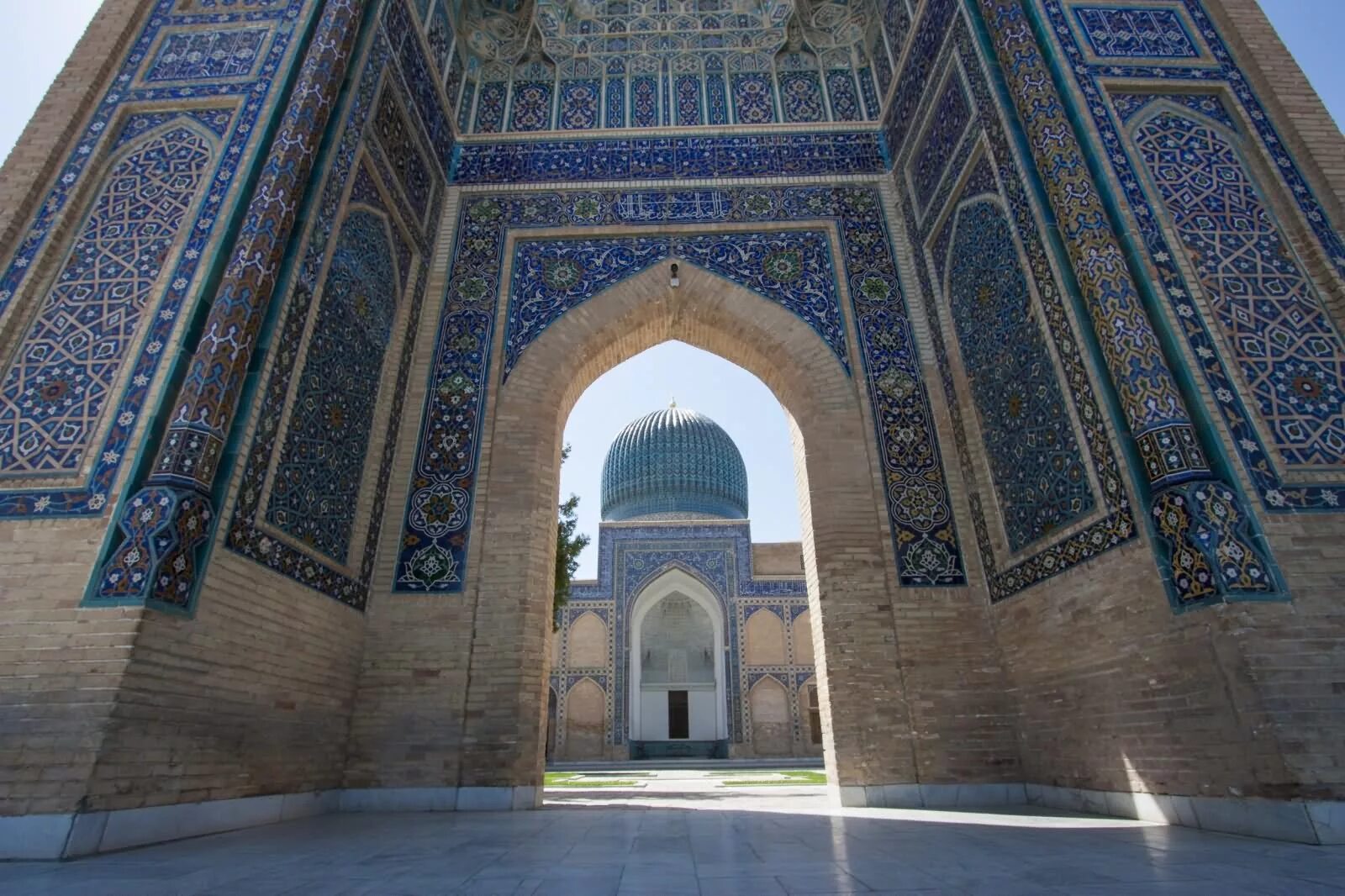 Мечеть в самарканде. Соборная мечеть би би-ханым. Мечеть бибиханум самарканд. Мечеть в самарканде. Мечеть бибиханум самарканд.