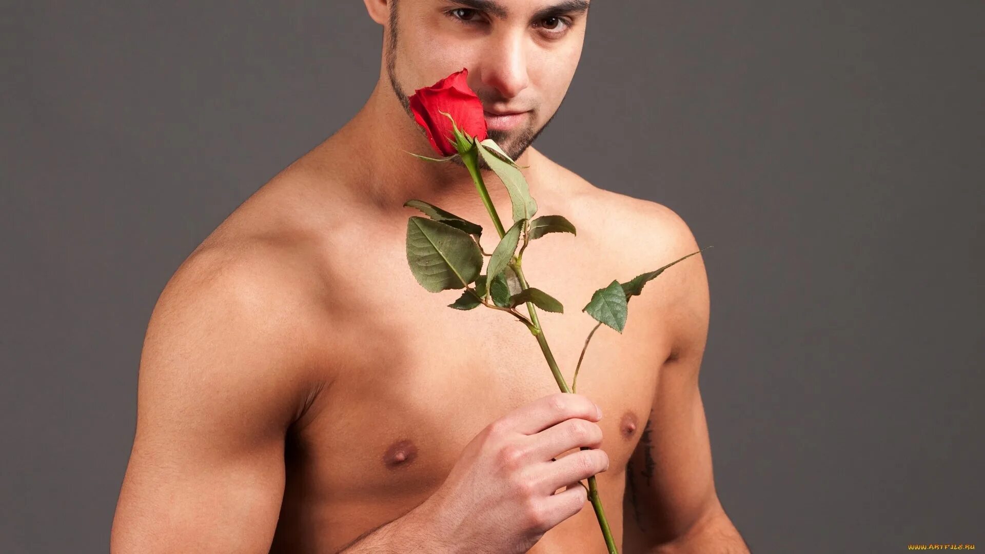 Покажи видео мужиков. Мужчина с цветами. Парень с розой. Красивый мужчина с цветами. Парень с цветком.