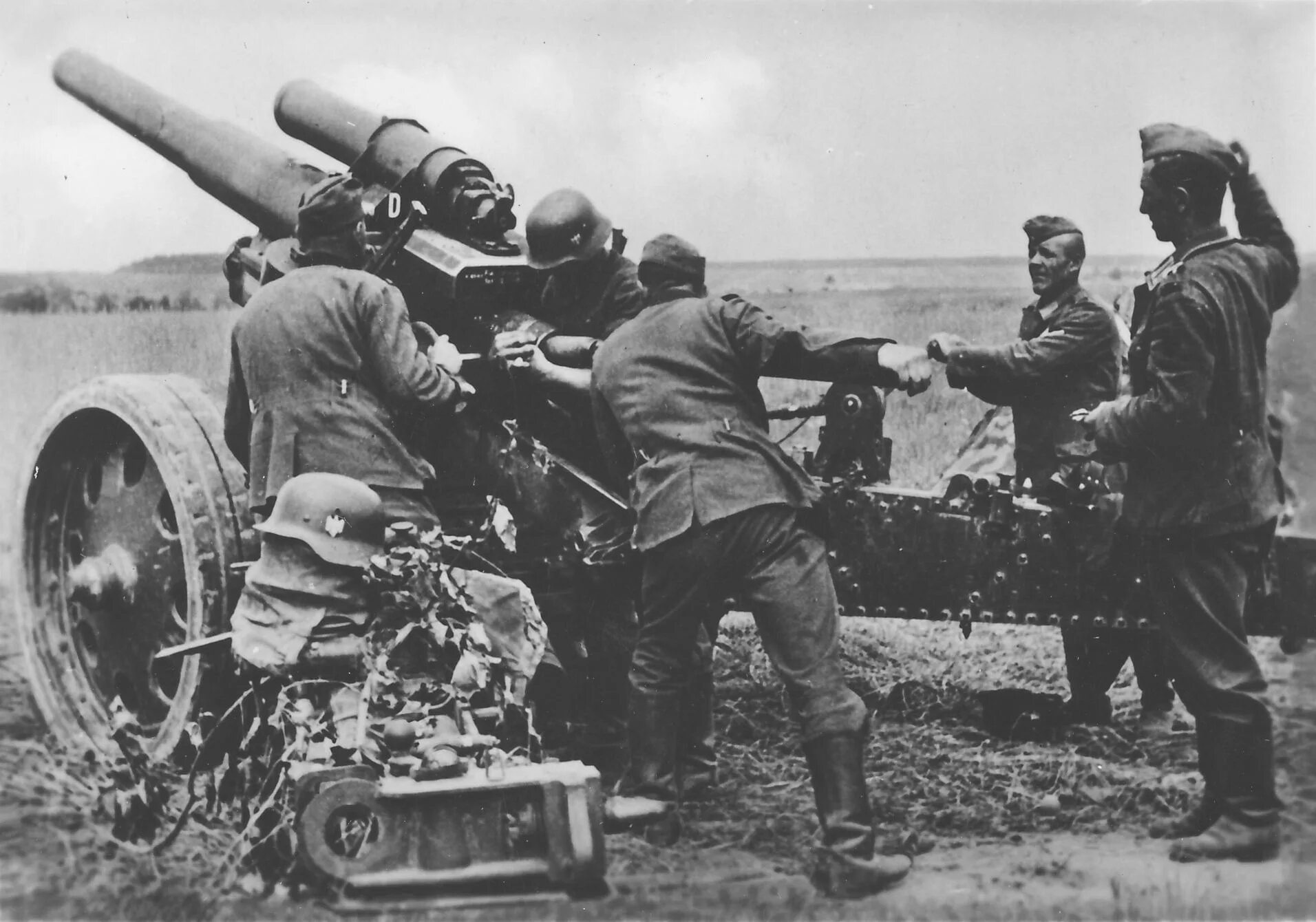 Артиллерист во время войны. 150-Мм тяжелая Полевая гаубица SFH 18. Немецкая гаубица 150мм SFH. Артиллерия вермахта 1941. Немецкая артиллерия 1941 года.