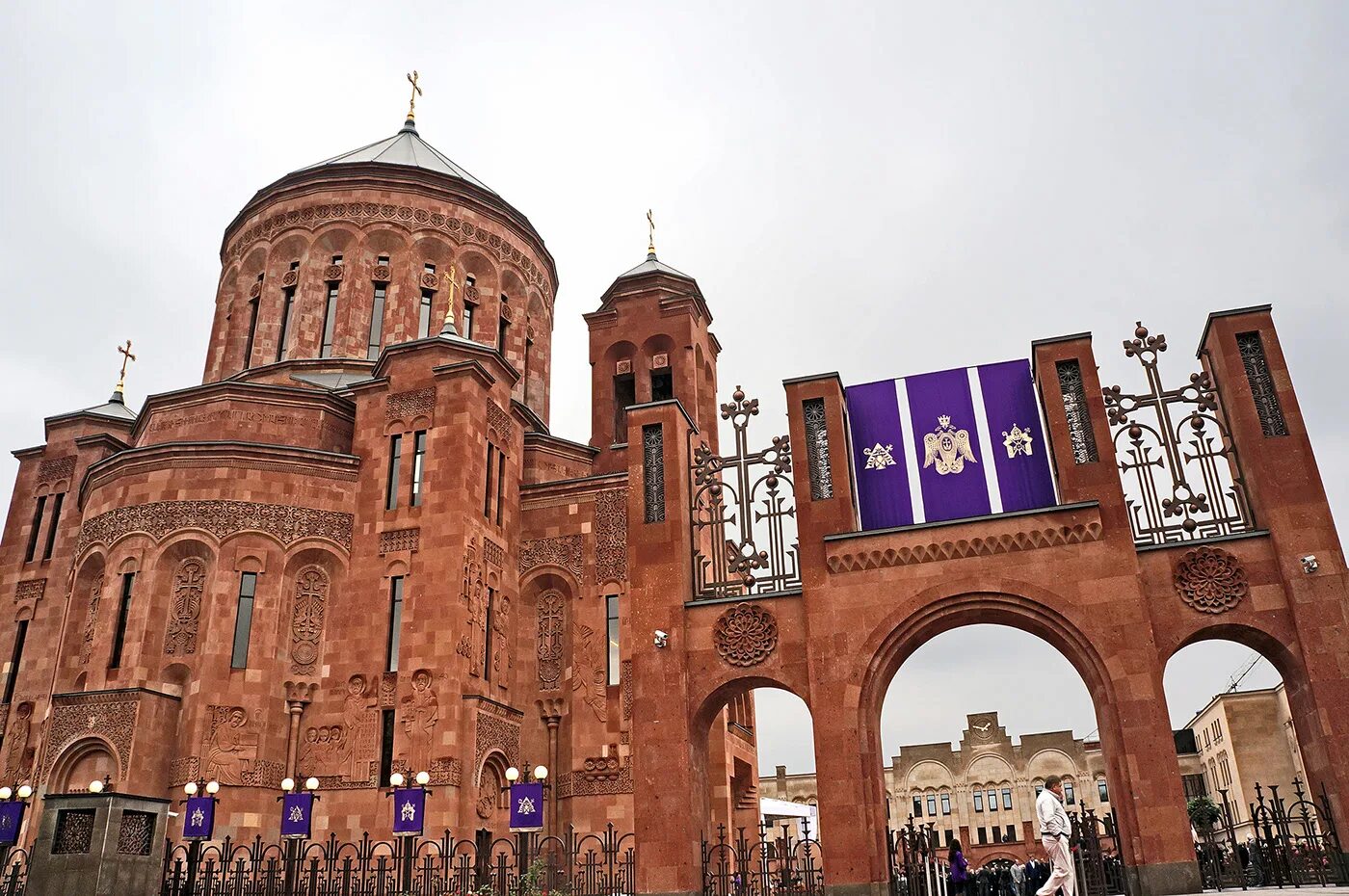 Почему армянский церковь. Армянская Апостольская Церковь в Москве. Армянский храмовый комплекс Москва. Кафедральный храм ААЦ В Москве. ААЦ армянская Апостольская Церковь.