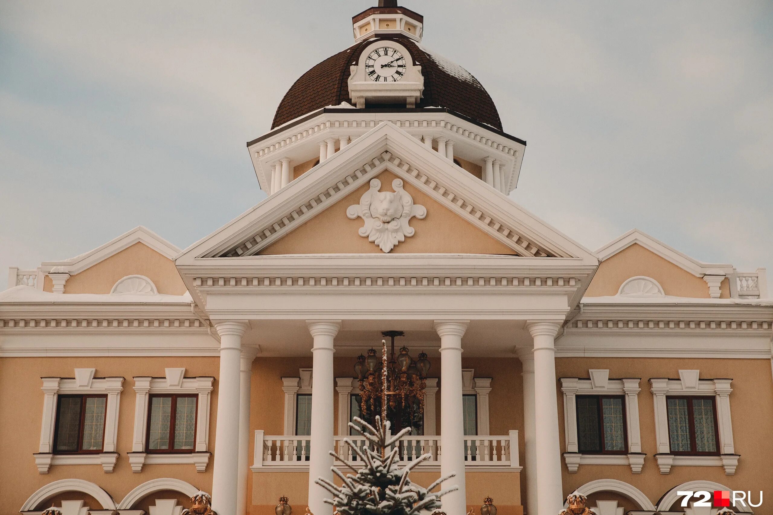 Купол тюмень. Кафе под куполом александровское. Храм с золотыми куполами тюмени. Купол тюмень. Дом-ракушка ивана дыркина.