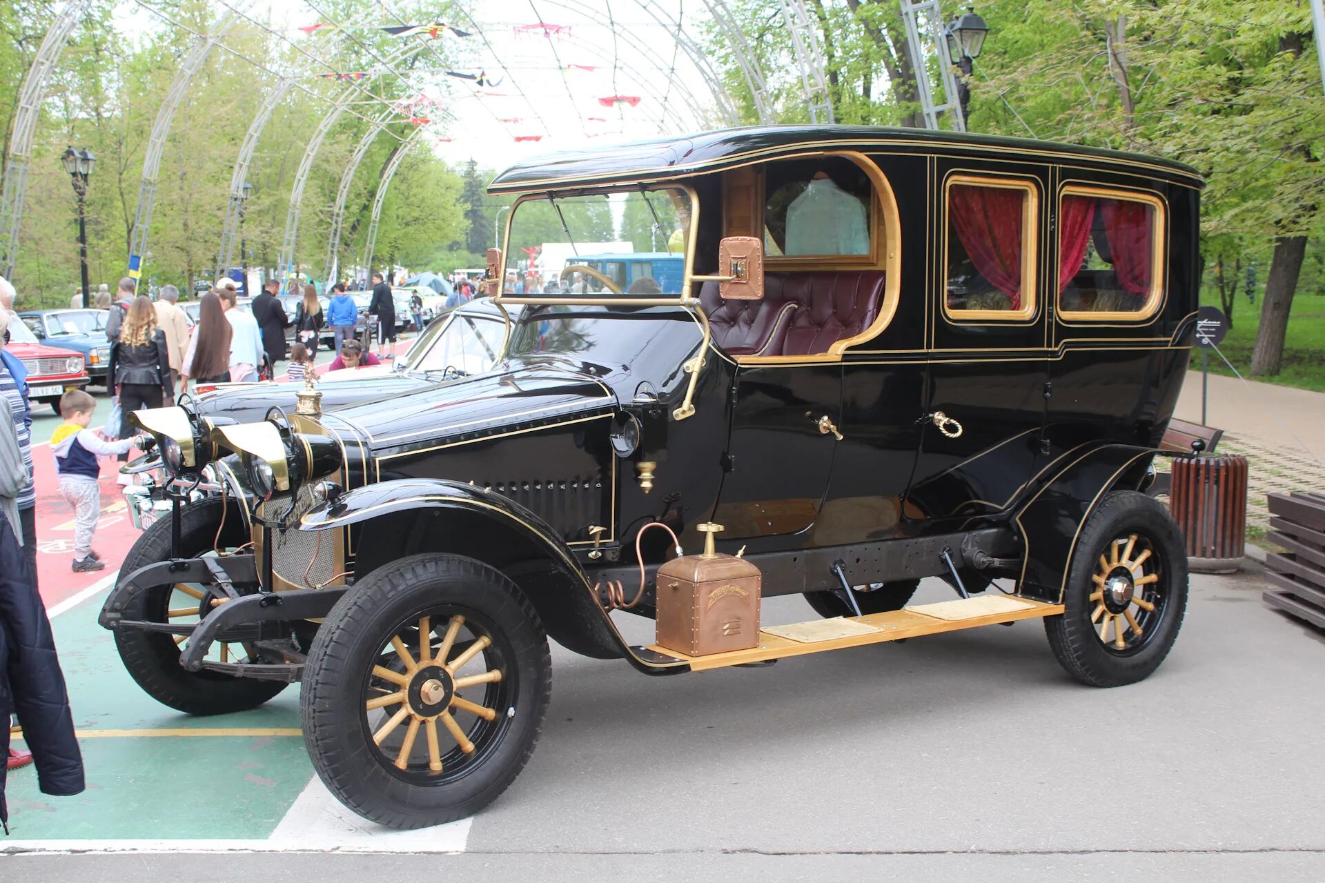 Автомобили 1 час. Руссо-Балт 1909. Первый серийный автомобиль российского производства Руссо-Балт. Автомобиль Руссо-Балт 1909 год. Руссо-Балт авто 1913г.