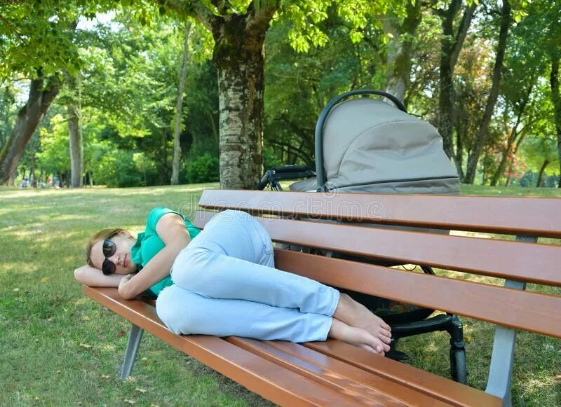 Засыпает в парке вечер. Женщина уснула на лавке в парке. Молодые мамы на скамейке в парке.