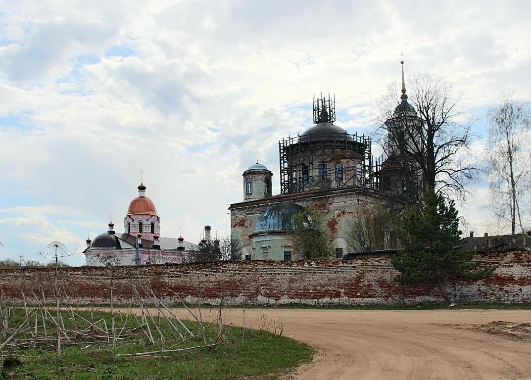 Поселок труженик. Женский монастырь Николо-Теребенская пустынь. Николо Теребенский монастырь Тверская область. Максатиха Николо Теребенский монастырь. Тверская область Максатихинский район монастырь.