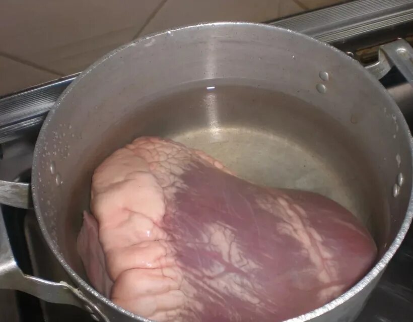 Сколько времени варить легкое свиное в кастрюле. Вареное сердце говяжье. Говядина варится.
