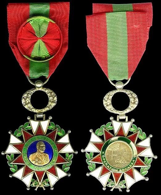 Orders medals. Ордена и медали Цар. Медали и ордена центральной африканской Республики. Масонские ордена и медали. Медаль зеленая красная.