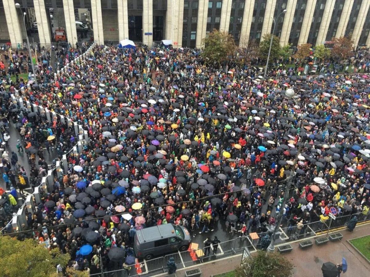 Наиболее известные формы протеста в адрес политического. Митинг на проспекте Сахарова. Митинг в Москве. Протесты в Москве. Политический митинг.