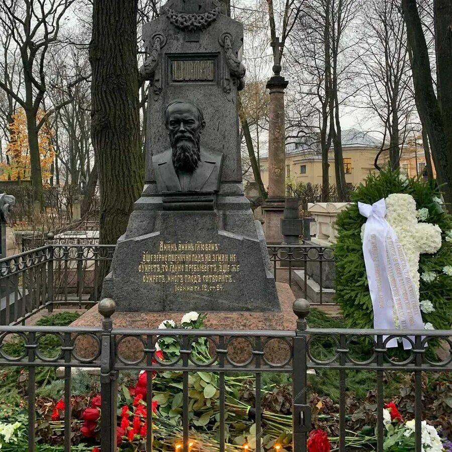 Александро-Невская Лавра в Санкт-Петербурге могилы. Могила Достоевского в Александро-Невской. Александро Невская Лавра некрополь могила Достоевского. Александро-Невская Лавра некрополь Достоевский. Где похоронен глинка город