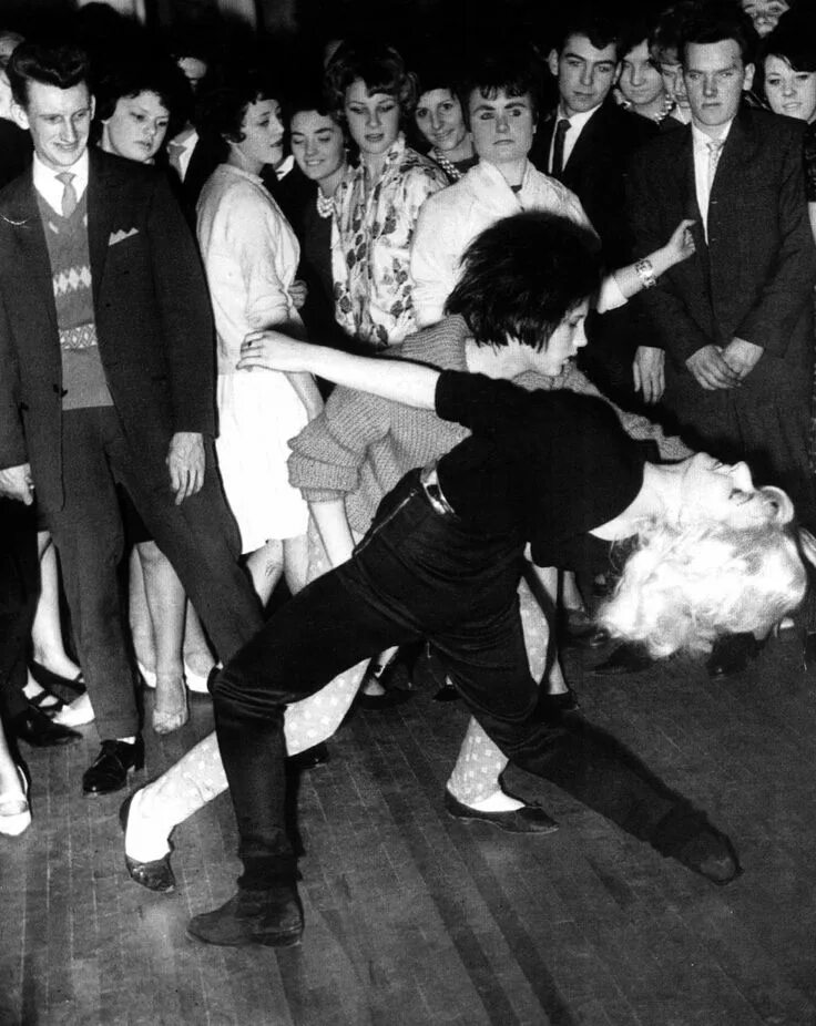 Диско 90х годов. Танцы 80 видео. 1970 танцы. Линди хоп 60-е. Рок н ролл 1950.