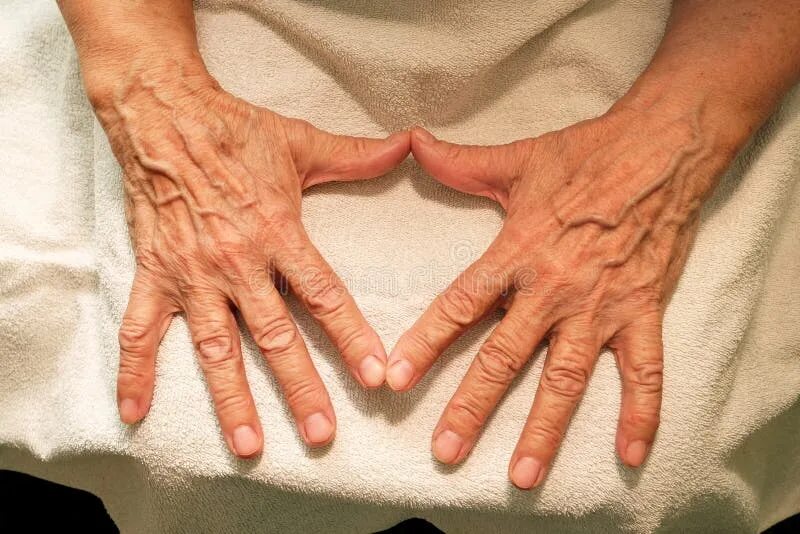Grandmas hand. Руки бабушки и внучки. Бабушкины руки. Grandmas hand. Grandmas hand.