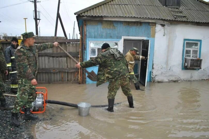 Паводок в атырау. Полиция при наводнении. Су тасқыны картинки. Атырау погода. Атырау погода сегодня.